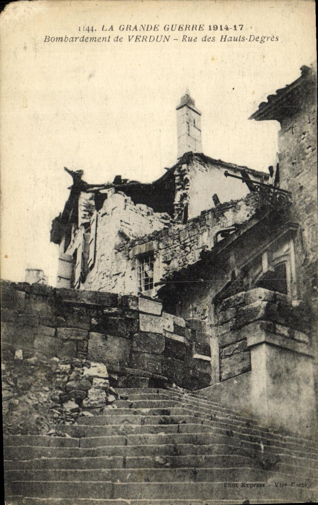 CPA Militaria La Grande Guerre Bombardement de Verdun Rue des Hauts Degres