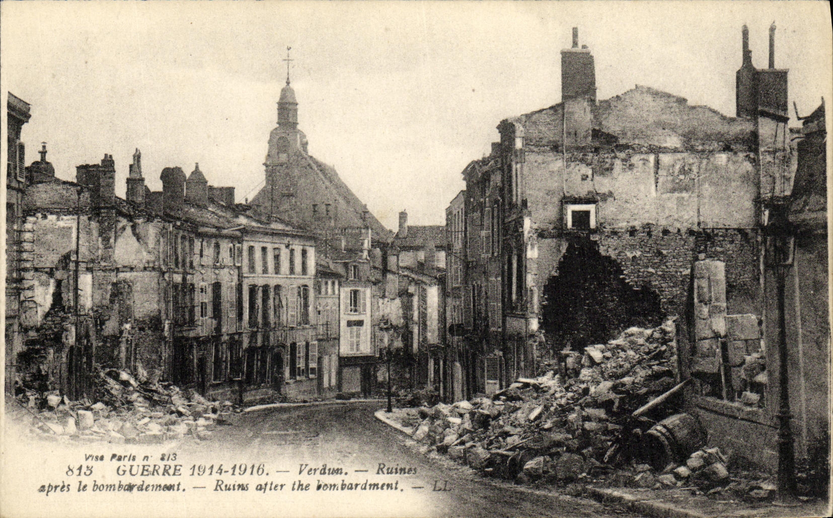 CPA Militaria Guerre Verdun Ruines apres le bombardement 
