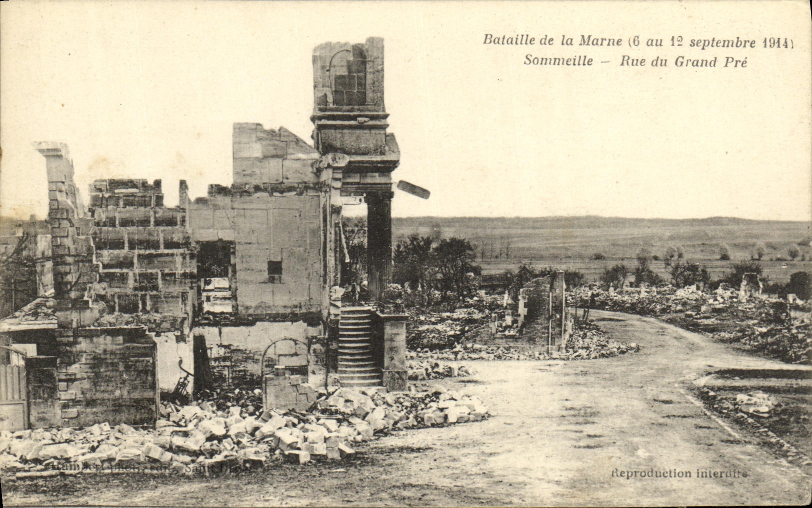 CPA Militaria Bataille de la Marne Sommeille Rue du grand pre