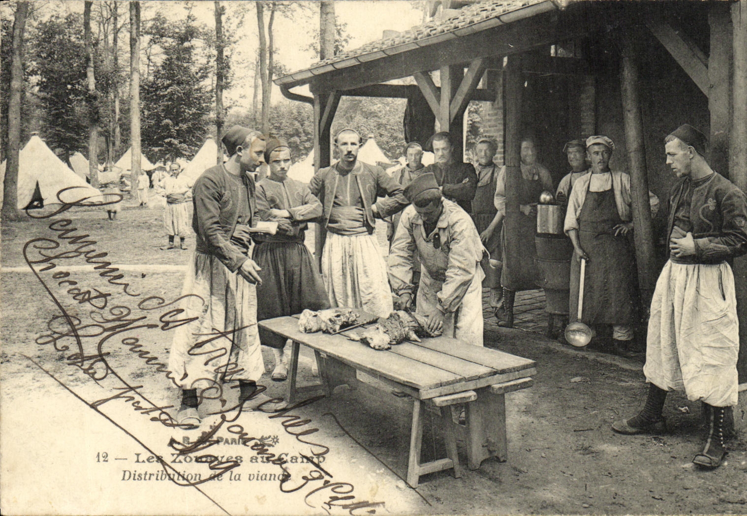 Les Zouaves au Camp — Distribution de la viande — Éditeur Paris, n°12