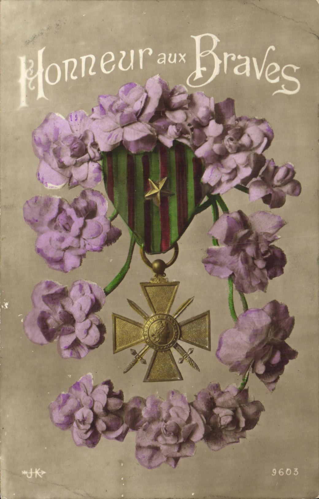 CPA Militaria Honneur aux Braves Medaille 