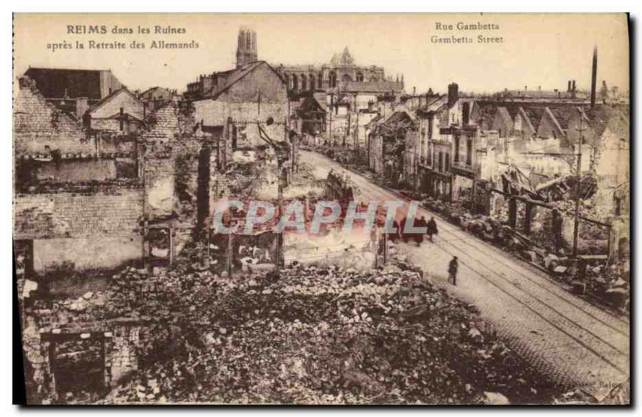 CPA Reims Dans les Ruines apres la Retraite des Allemands Militaria 