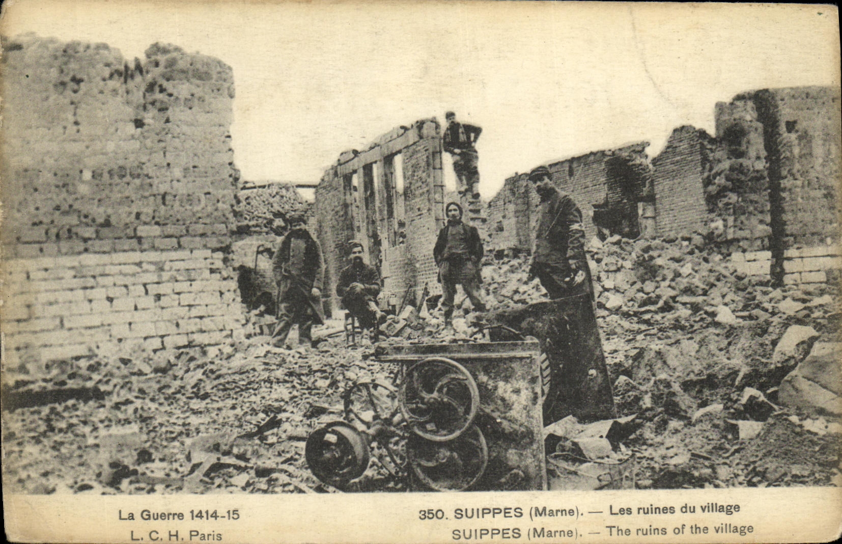 CPA Suippes Les Ruines de Village Militaria 