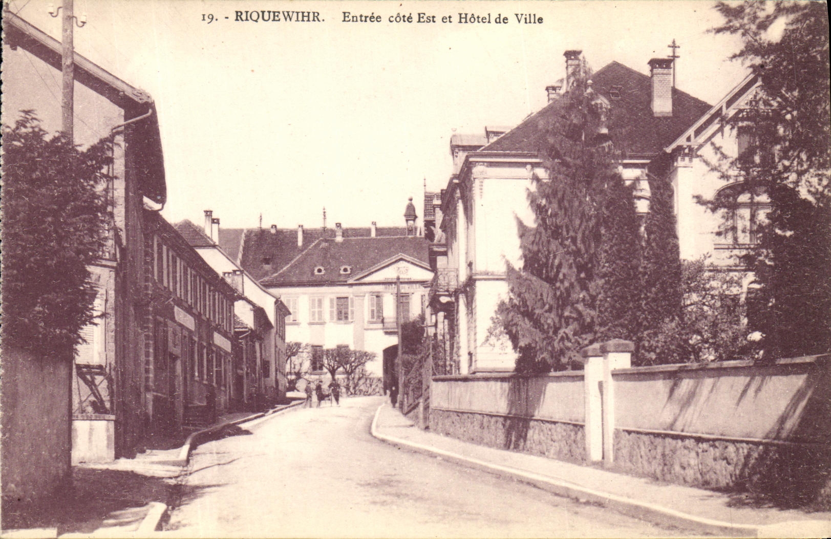 Riquewihr — Eingang von Osten und Rathaus — Oh Bergeret, Straßburg