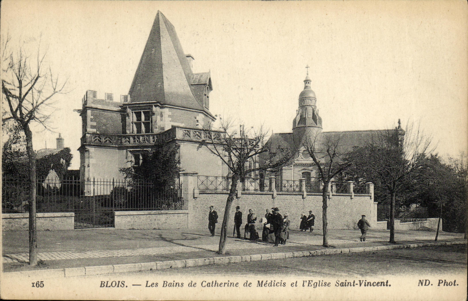 CPA Blois Les Bains de Catherine de Medicis et l Eglise Saint Vincent