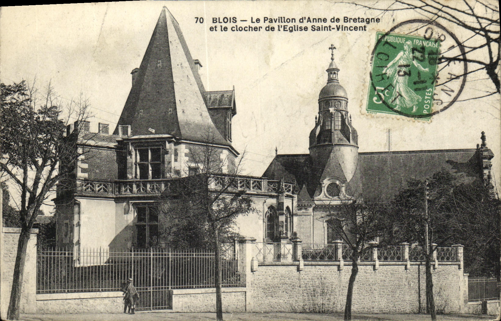 CPA Blois Le Pavillon d Anne de Bretagne et le Clocher de L Eglise Saint Vincent