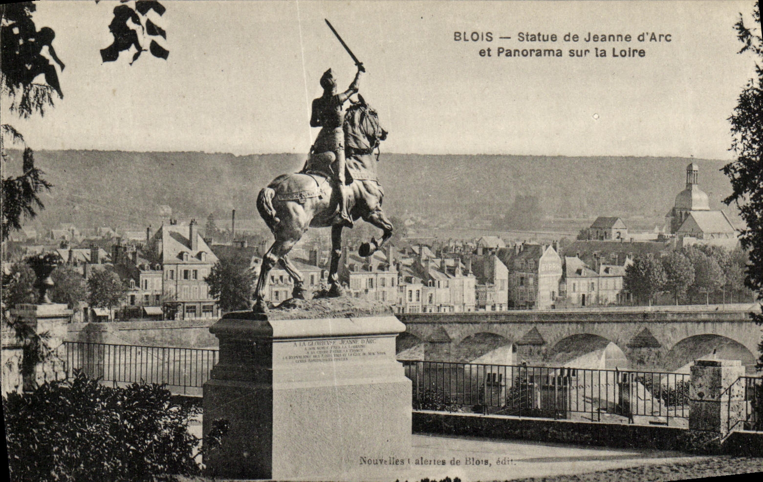 CPA Blois Statue de Jeanne d Arc et Panorama Sur la Loire