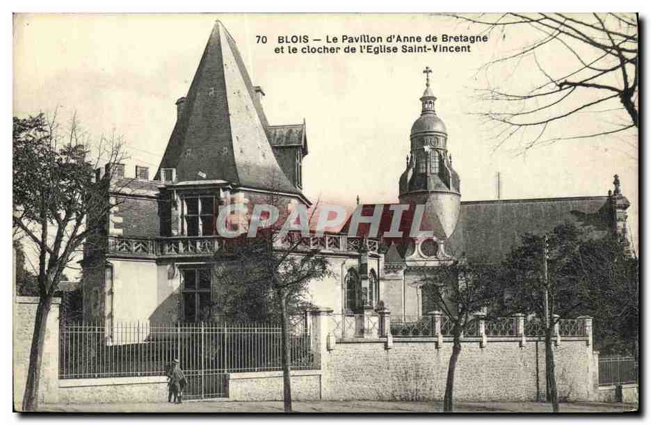 CPA Blois Le Pavillon d Anne de Bretagne et le Clocher de l Eglise