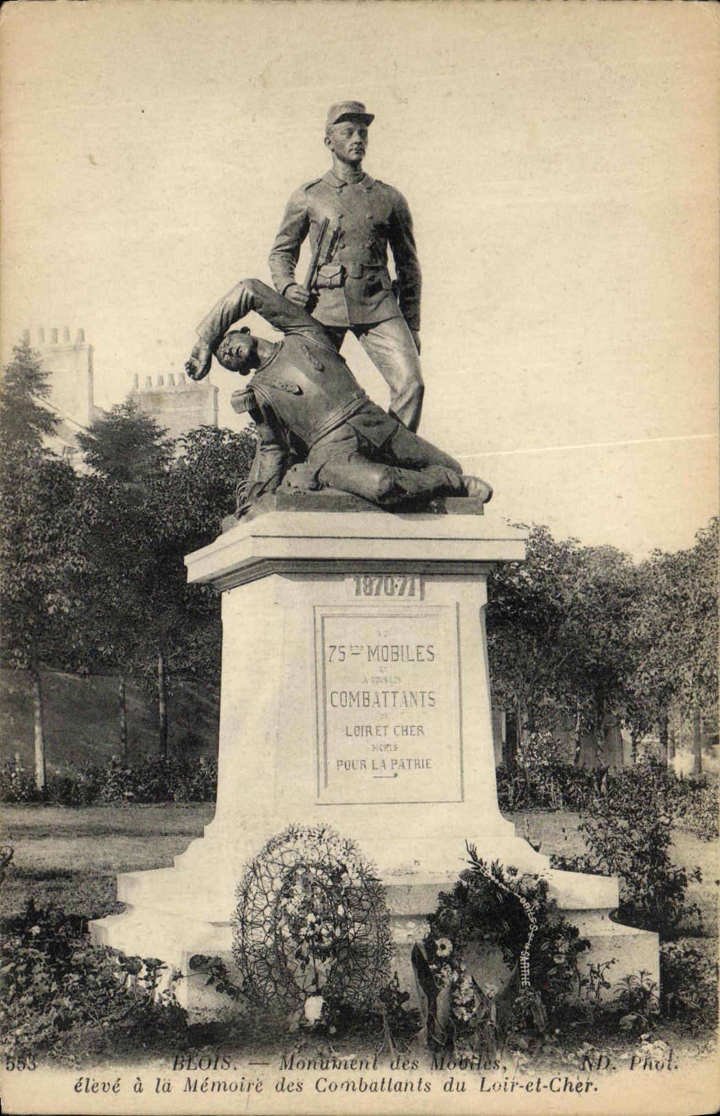 CPA Blois Monument des mobiles Militaria
