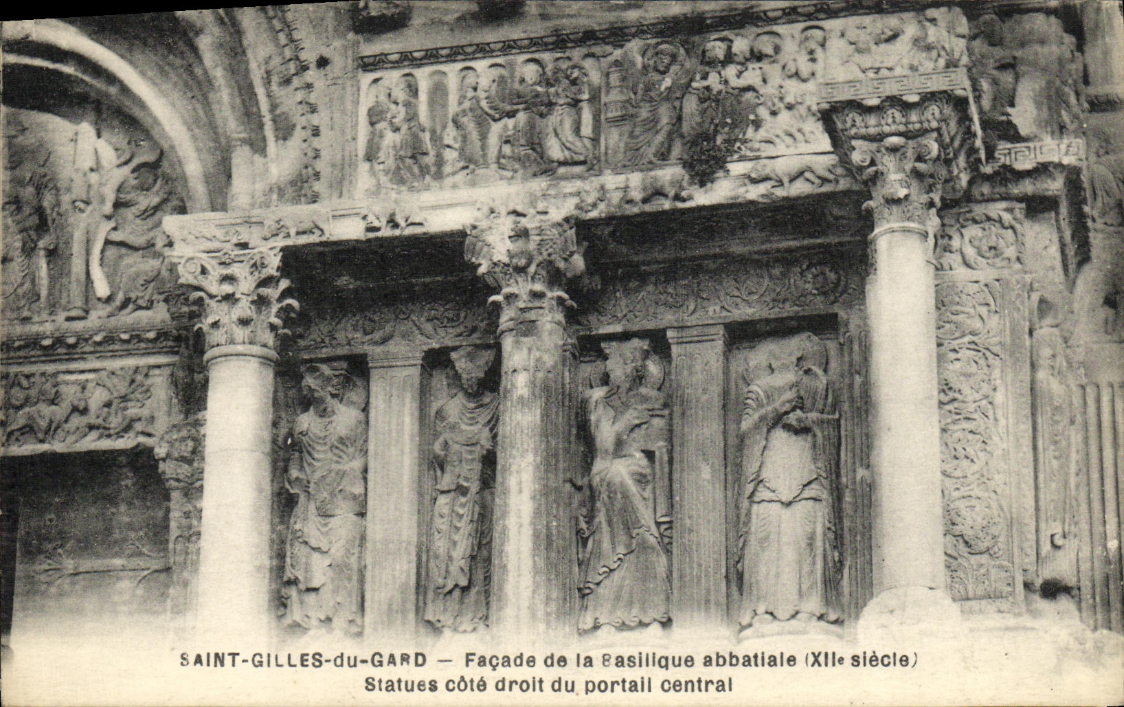Saint-Gilles-du-Gard — Façade de la Basilique abbatiale (XIIe siècle) — Statues côté droit du portail central