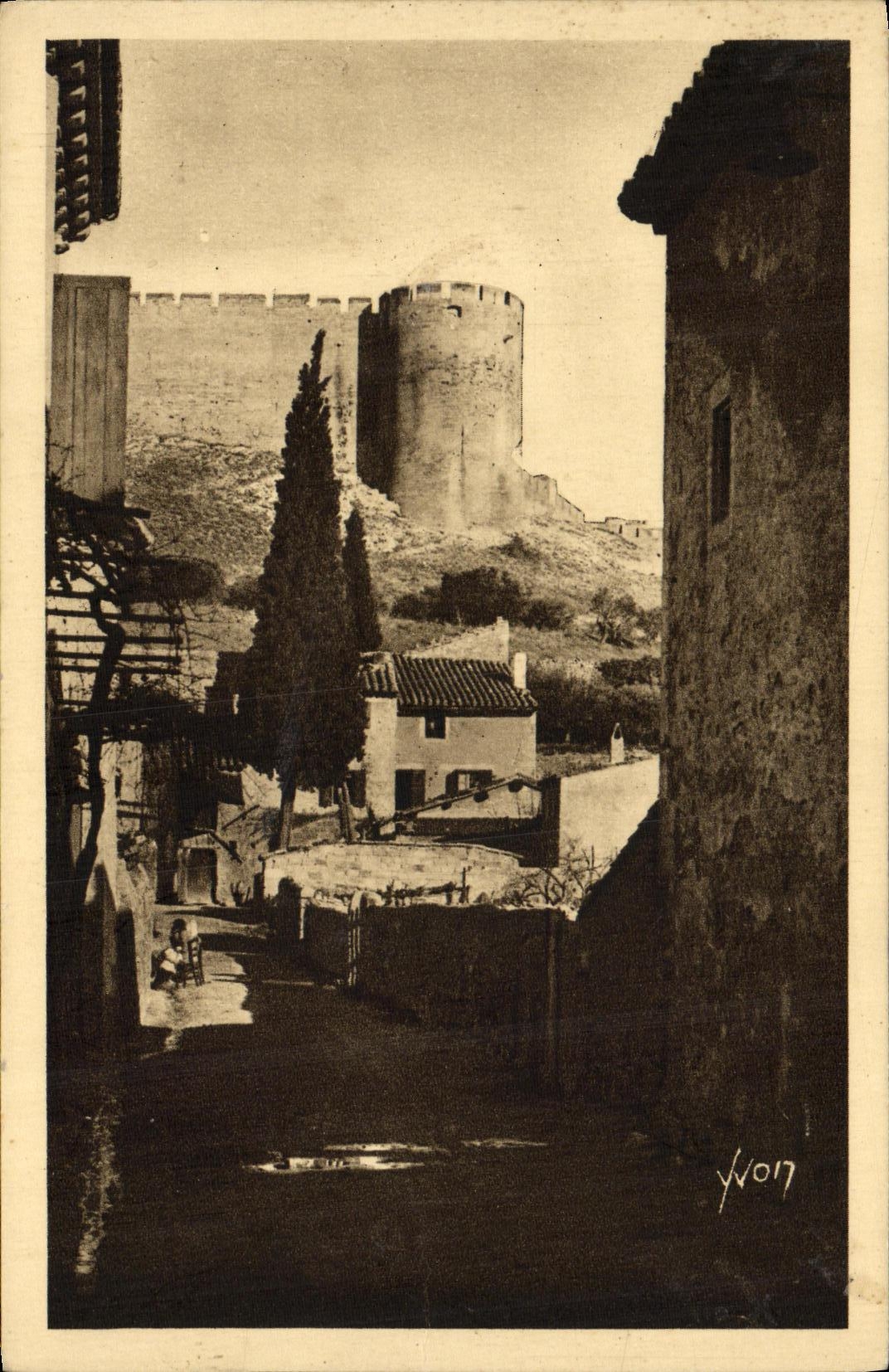 CPA Villeneuve Les Avignon Une Vieille Rue Dominee par le Fort St Andre