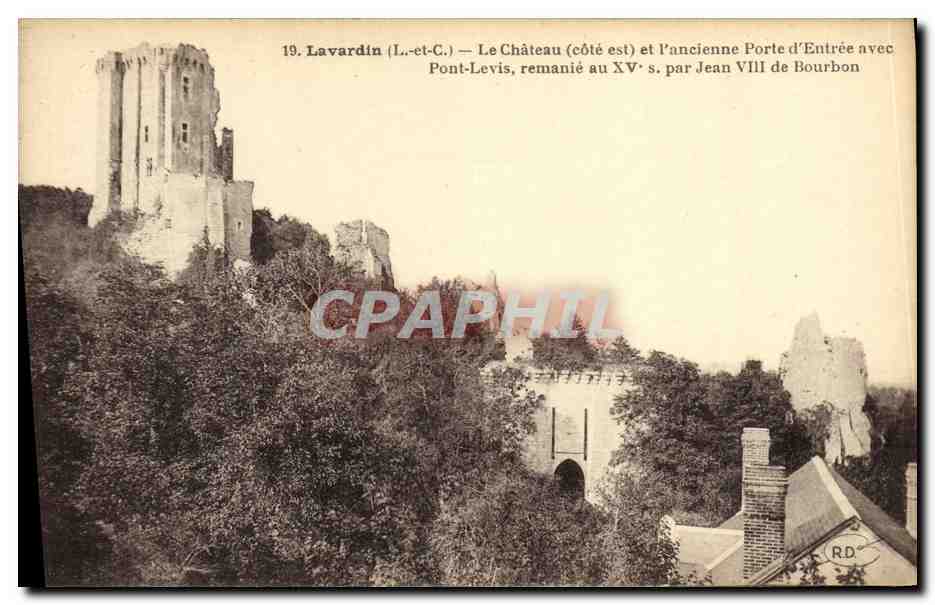 Lavardin (Loir-et-Cher) — Le Château (côté est) et l'Ancienne Porte d'Entrée avec Pont-Levis, remanié au XV s. par Jean VIII de Bourbon