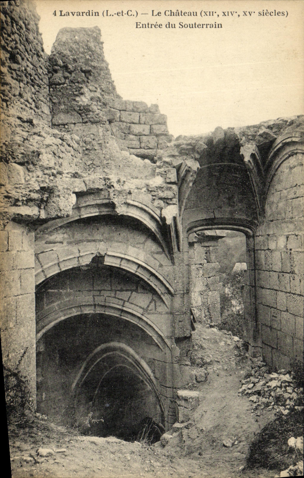 Lavardin (L.-et-C.) — Entrée du Souterrain du Château (XIIe, XIVe, XVe siècles)