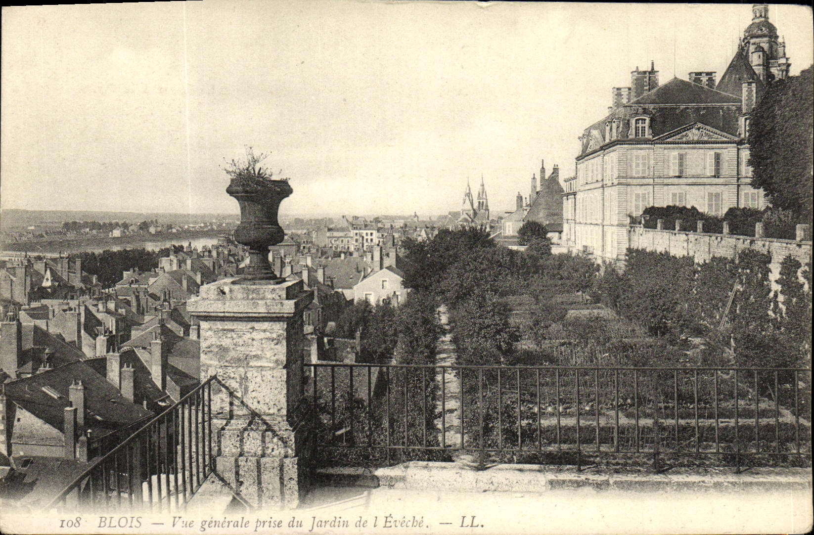 CPA Blois Vue generale prise du Jardin de l Eveche