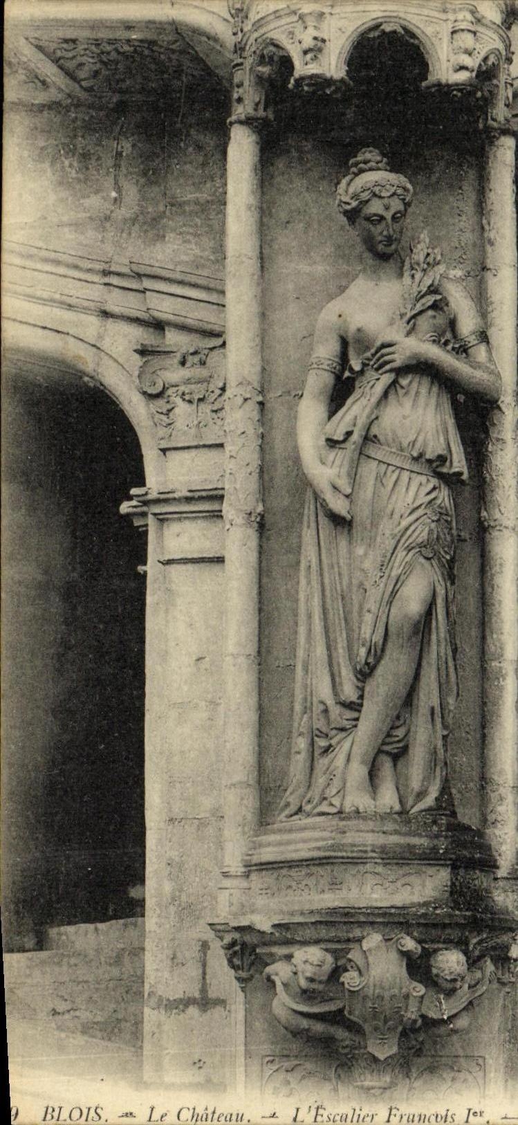 Blois — Das Schloss — Die Treppe von François I — Statue einer Frau mit Krone und Blumenstrauß