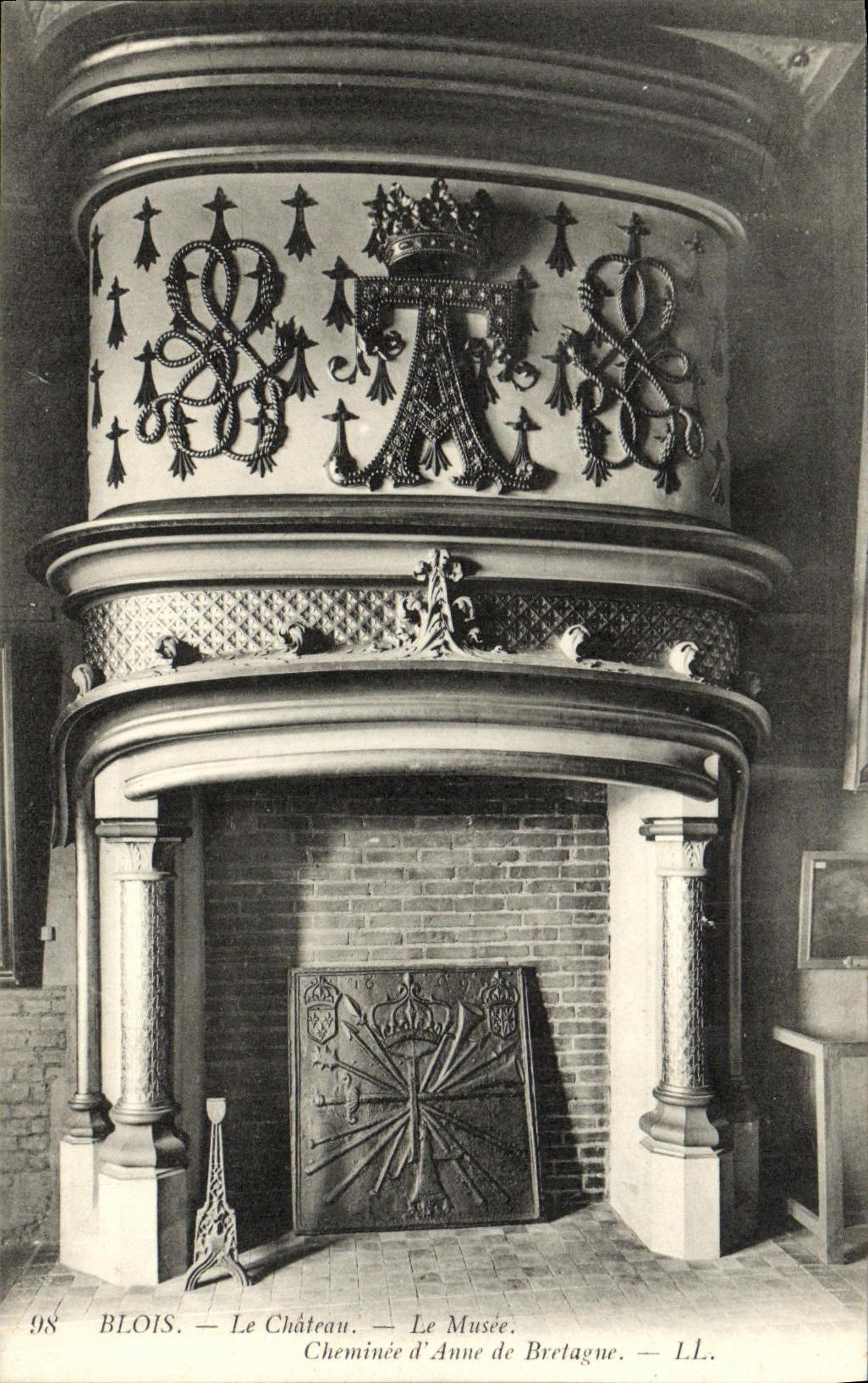 CPA Blois Chateau Le Musee Cheminee d Anne de Bretagne