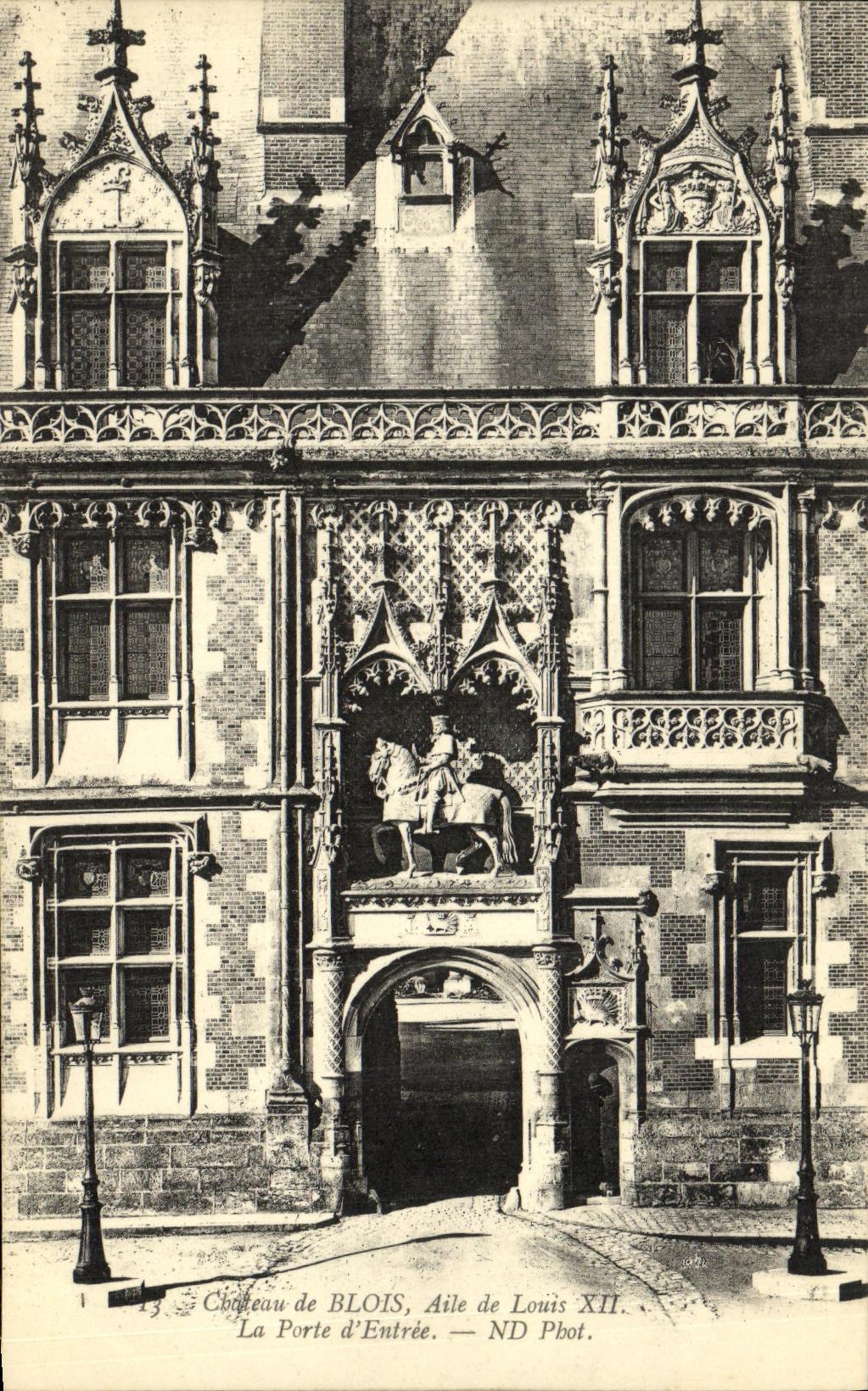 CPA Blois Chateau L Aile de Louis XII La Porte d Entree