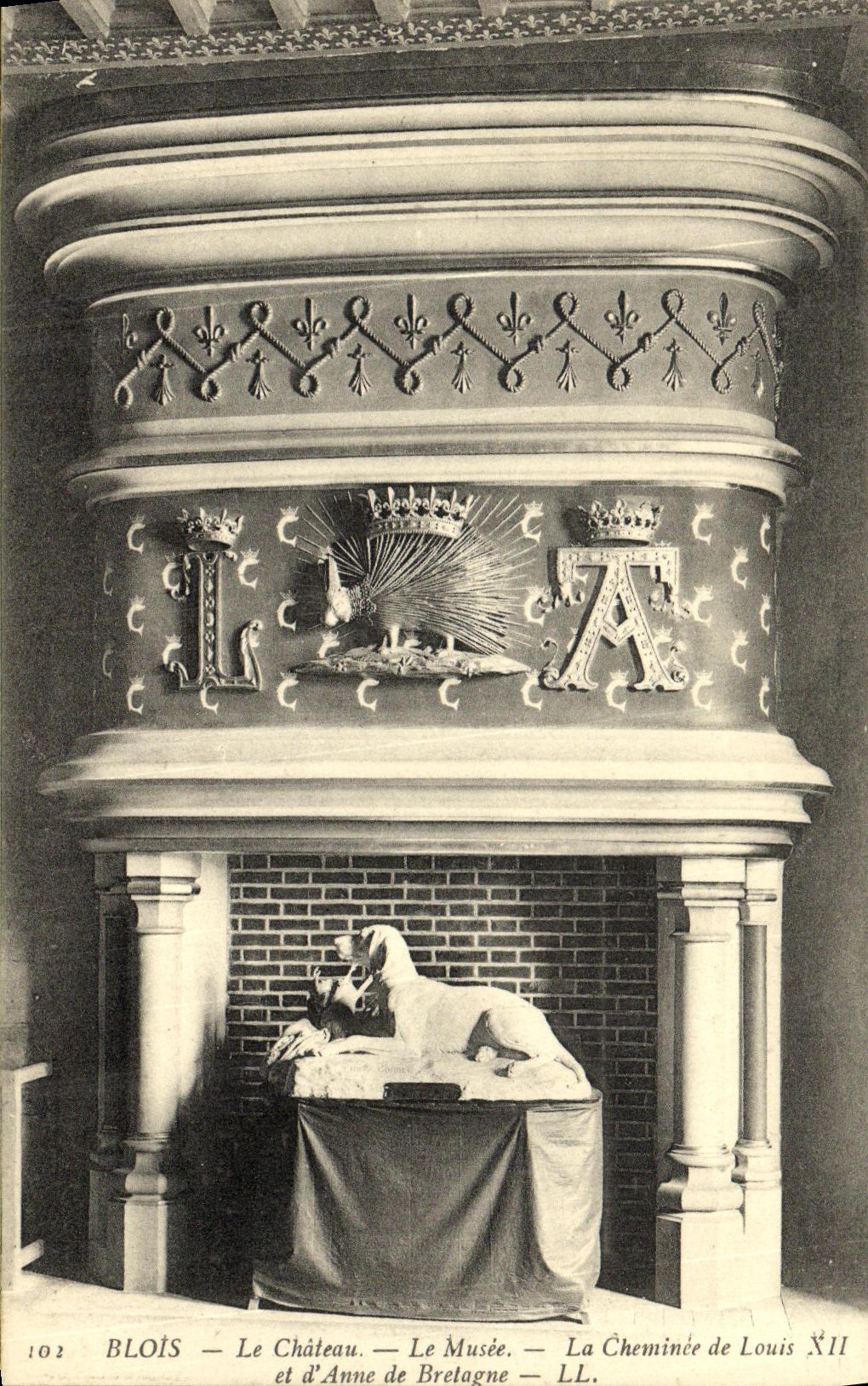Blois — Le Château — Le Musée — La Cheminée de Louis XII et d'Anne de Bretagne — LL.