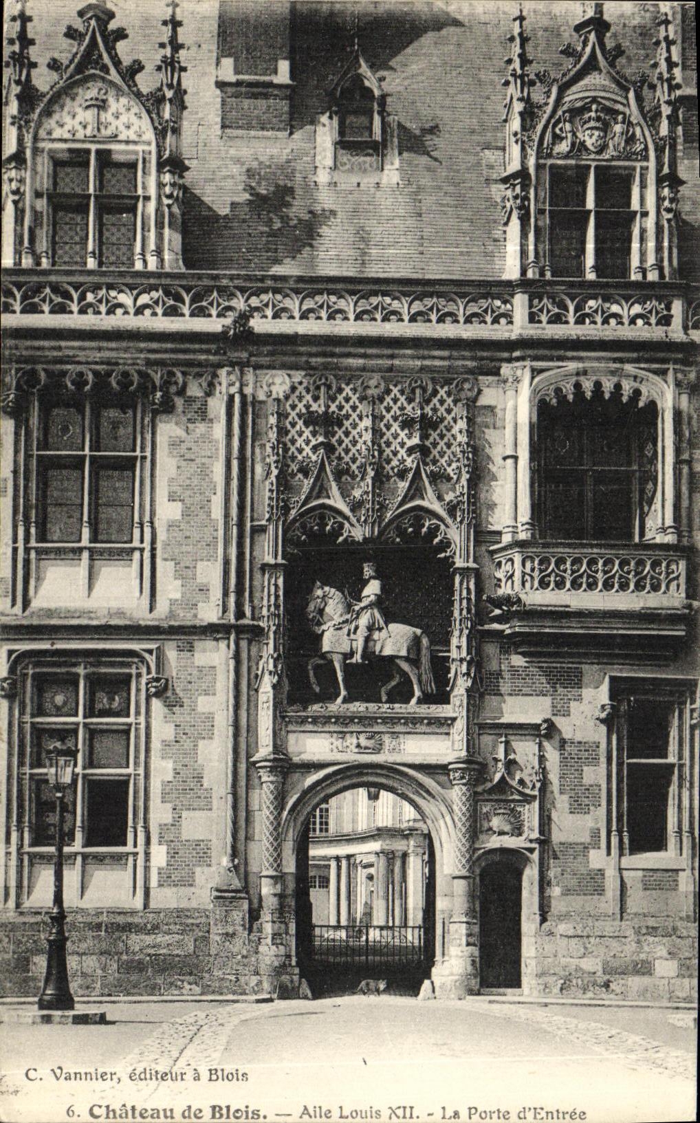 CPA Blois La Chateau Aile Louis XII La Porte d Entree