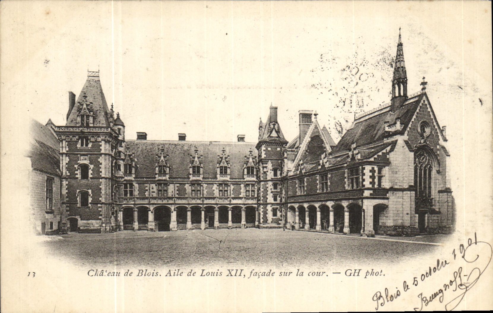 Château de Blois. Aile de Louis XII, façade sur la cour. — GH phot.
