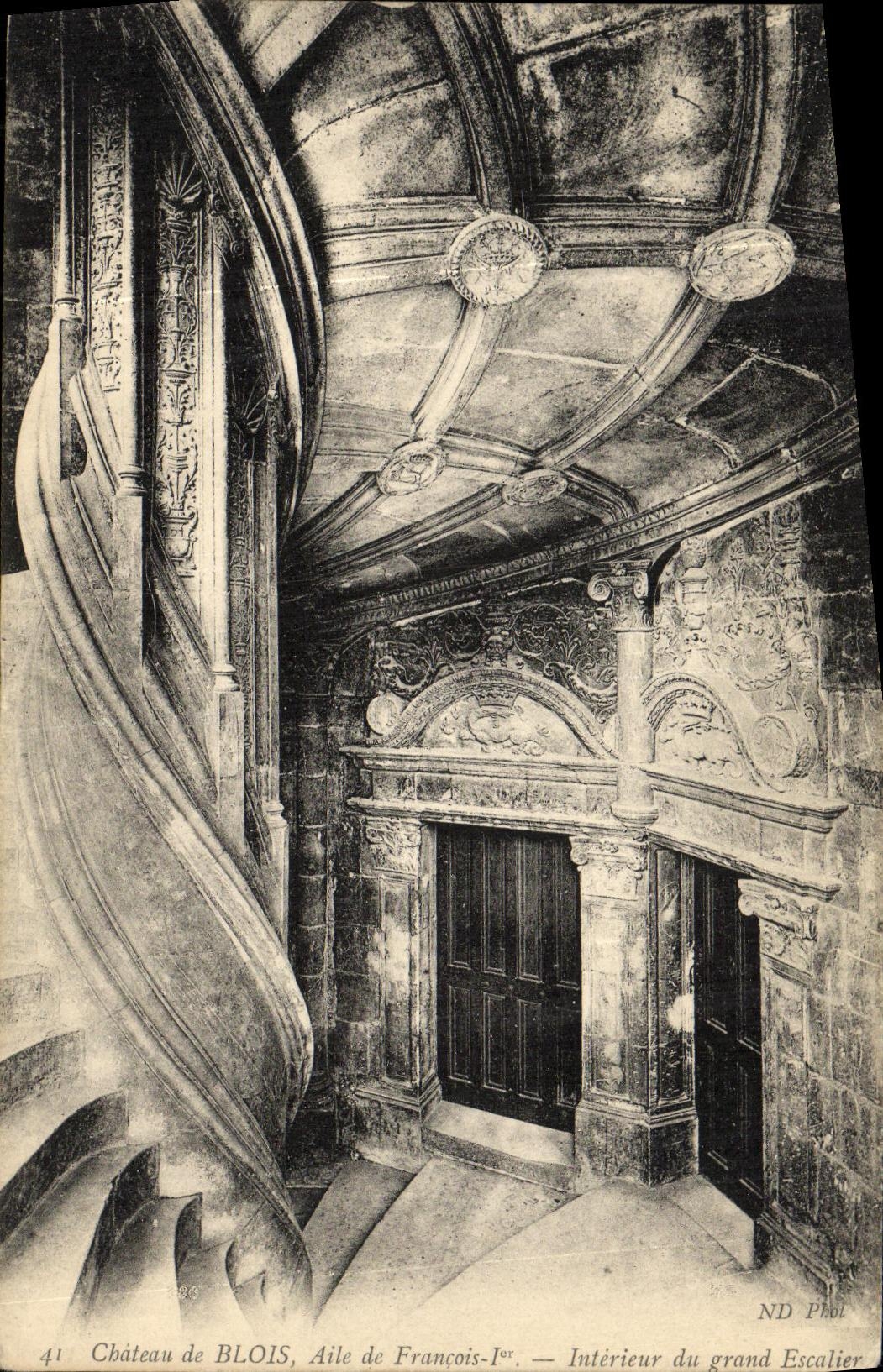 CPA Chateau de Blois Aile de Francois l et Interieur du grand Escalier