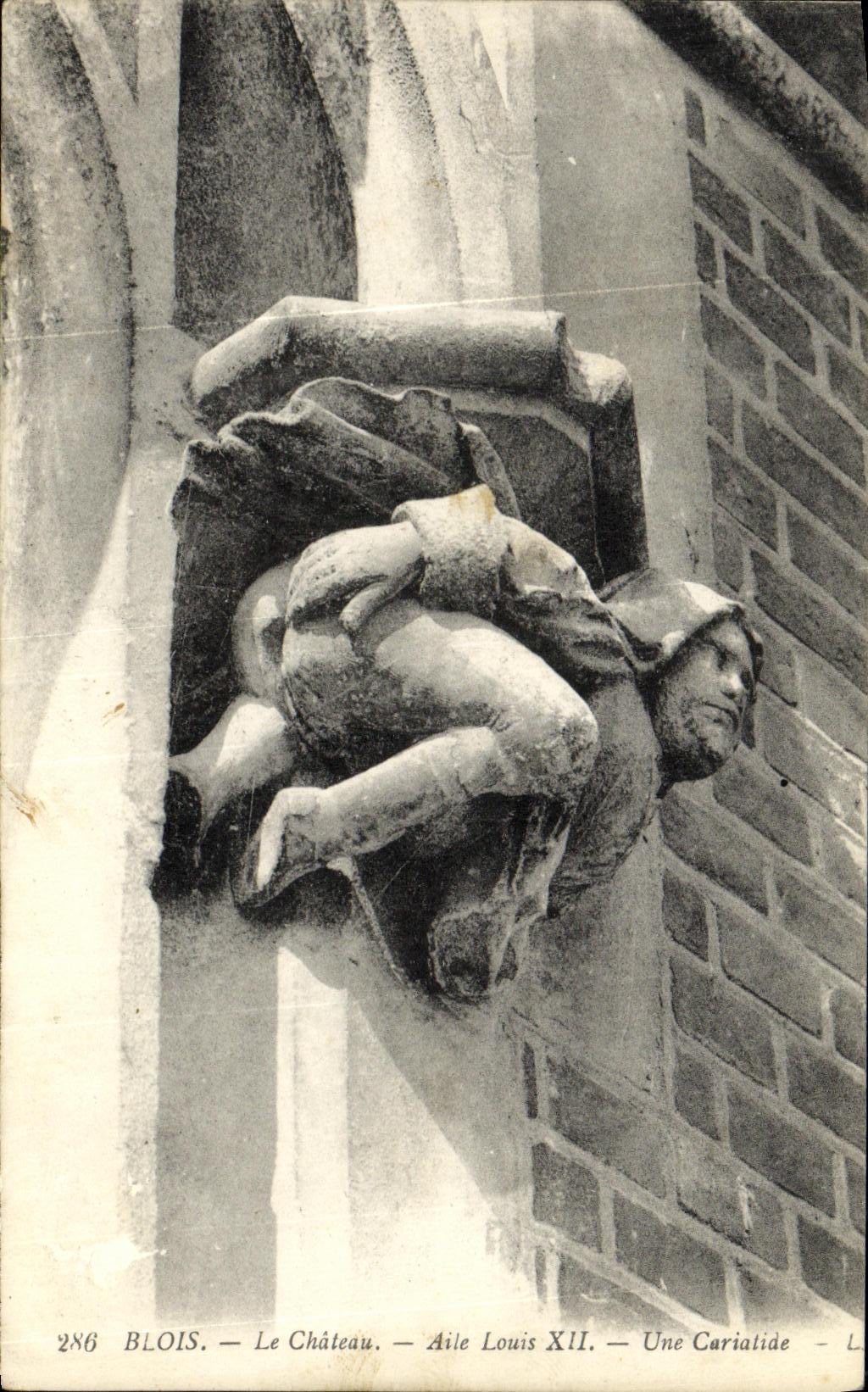 CPA Blois Le Chateau Aille Louis Xll Une Cariatide