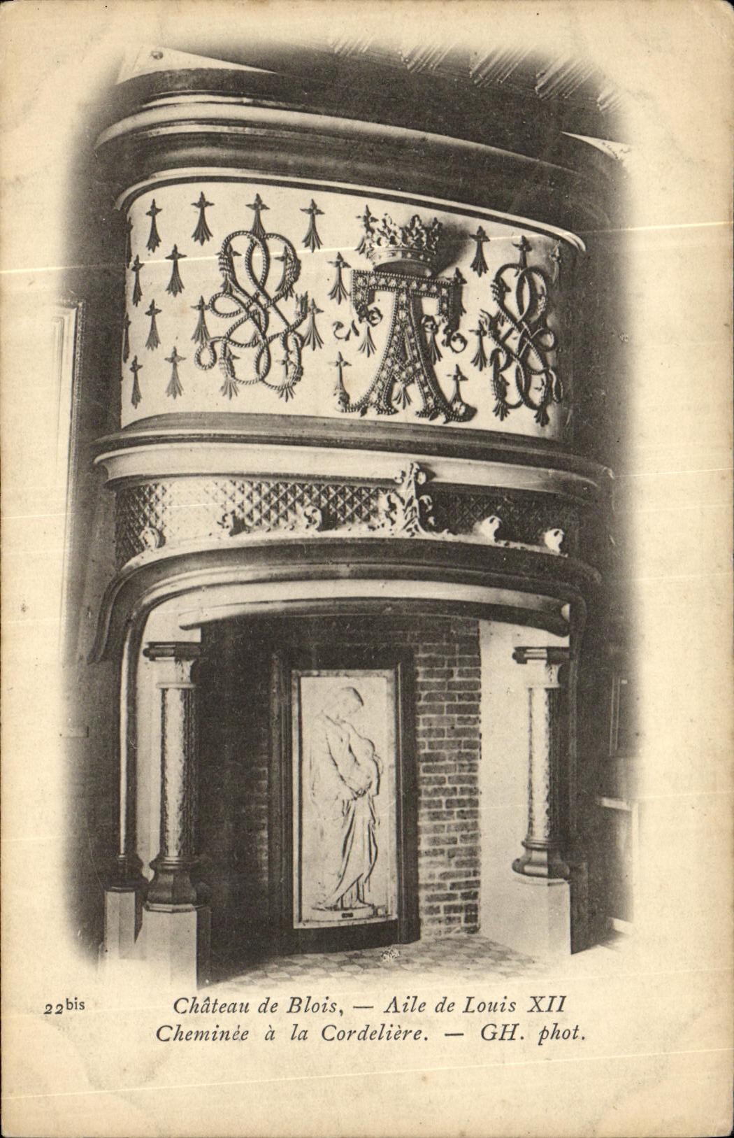 Château de Blois — Aile de Louis XII — Cheminée à la Cordelière — GH. phot.