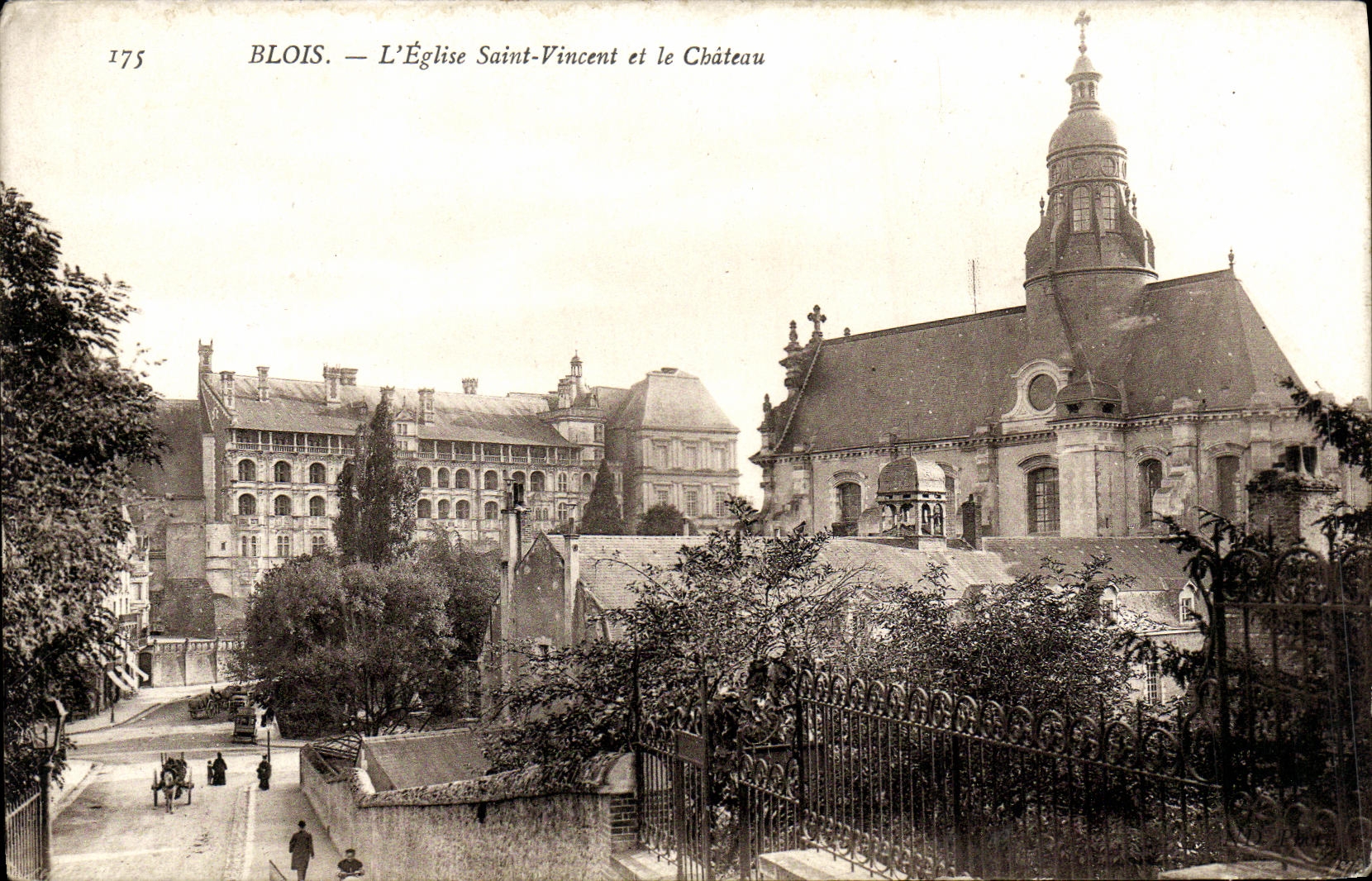 CPA Chateau de Blois L Eglise Saint Vincent et le Chateau