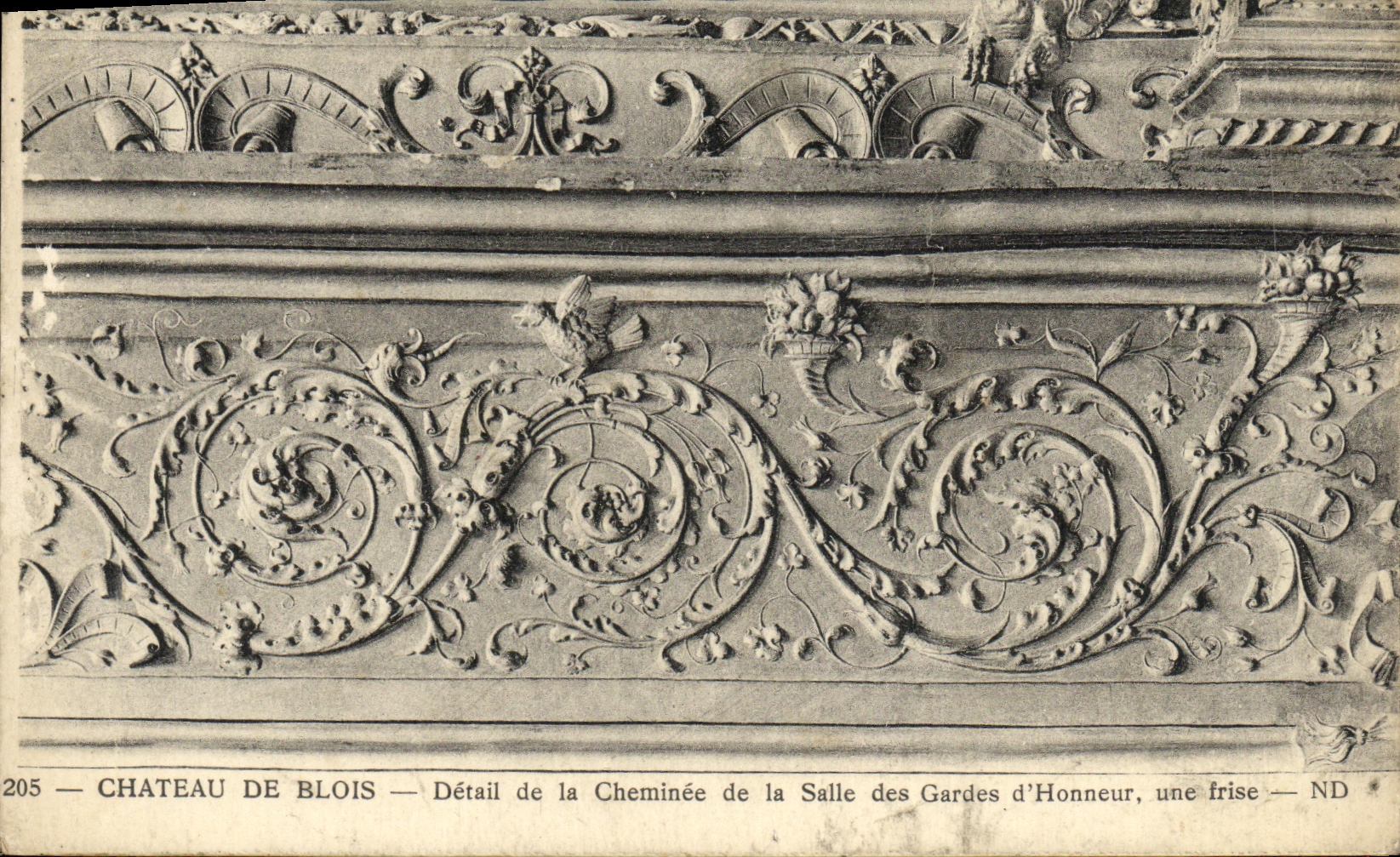 CPA Chateau de Blois Detail de la cheminee de la salle des gardes d honneur une frise