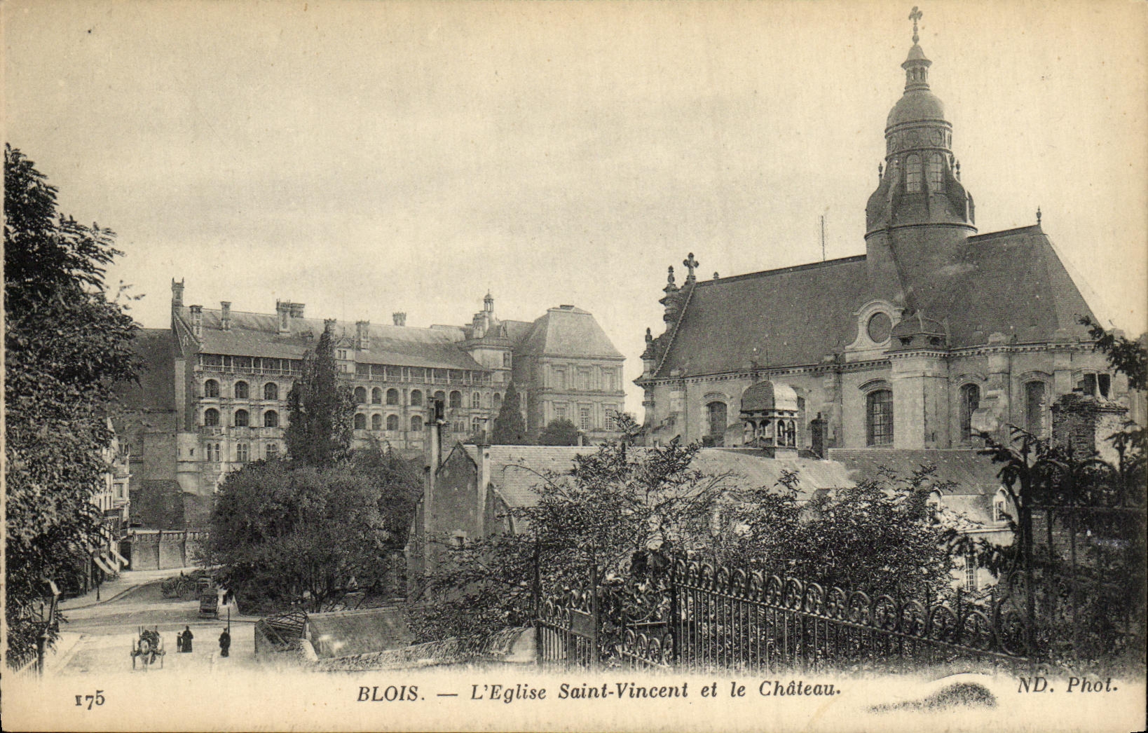 CPA Chateau Blois L Eglise Saint Vincent et le Chateau