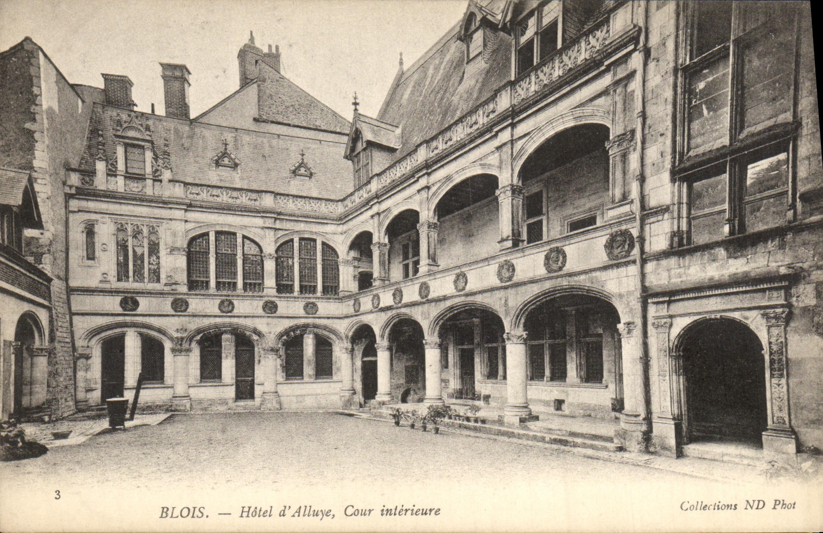 CPA Chateau Blois Hotel d Alluye Cour Interieure