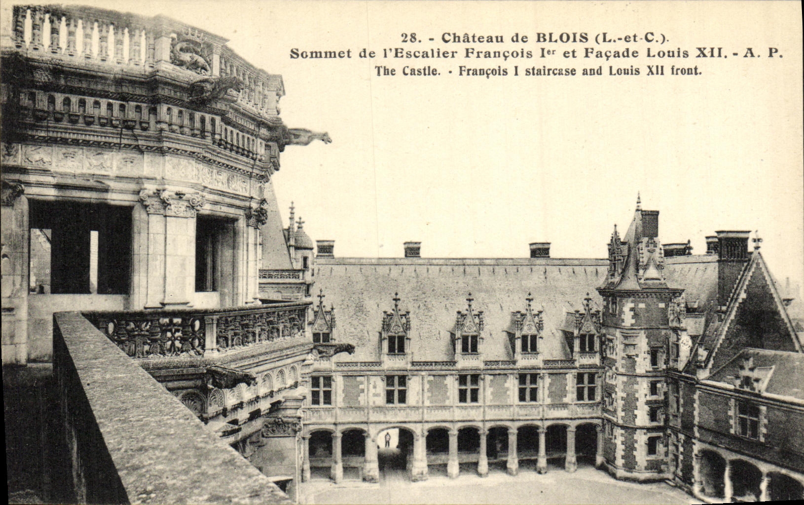 CPA Blois Le Chateau Sommet de L Escalier Francois 1er et Facade Louis XII