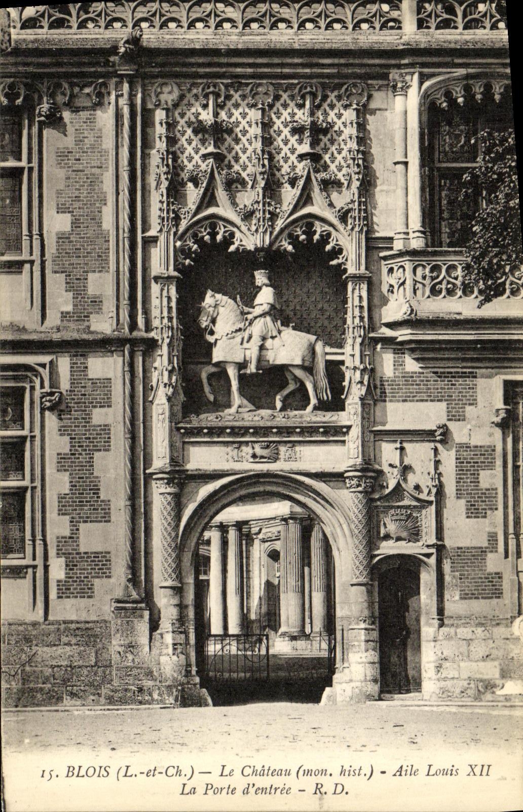 CPA Blois Le Chateau Sommet Aile Louis XII La Porte d Entree