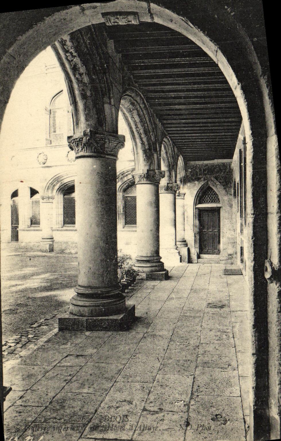 Cour intérieure de l'hôtel d'Alluye — Alluye — N.D. Phoï — N° 365 - Anverso