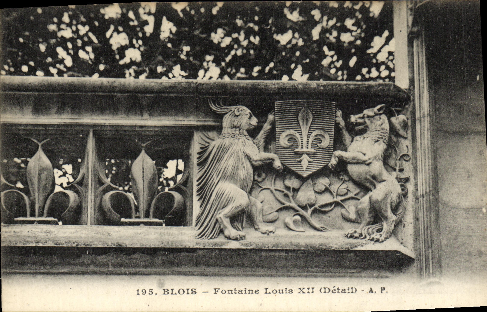 Blois — Fontaine Louis XII (Détail) — A. P.