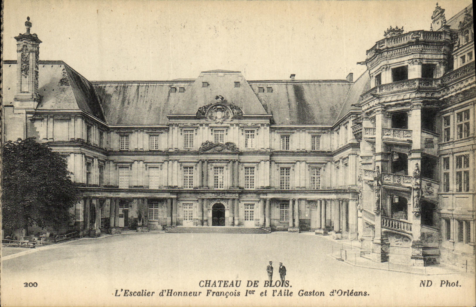 Château de Blois — L'Escalier d'Honneur François Ier et l'Aile Gaston d'Orléans — ND Phot.