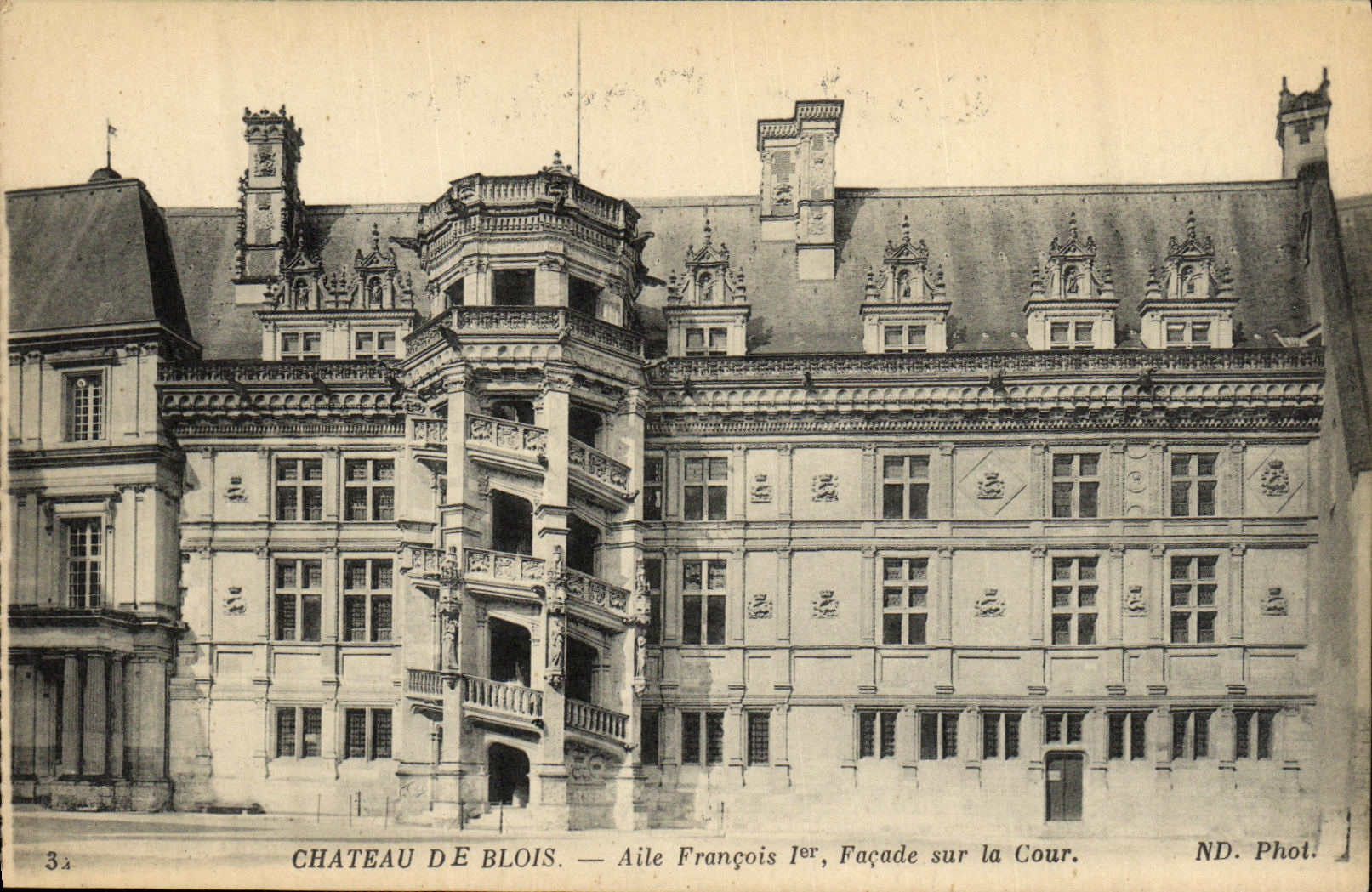 Château de Blois — Aile François Ier, Façade sur la Cour — ND. Phot.