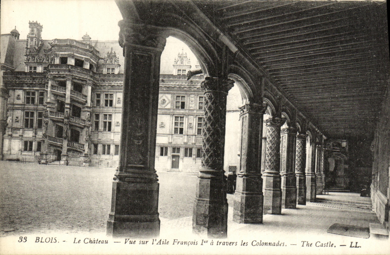 Blois - Le Château — Vue sur l'Aile François Ier à travers les Colonnades — LL.