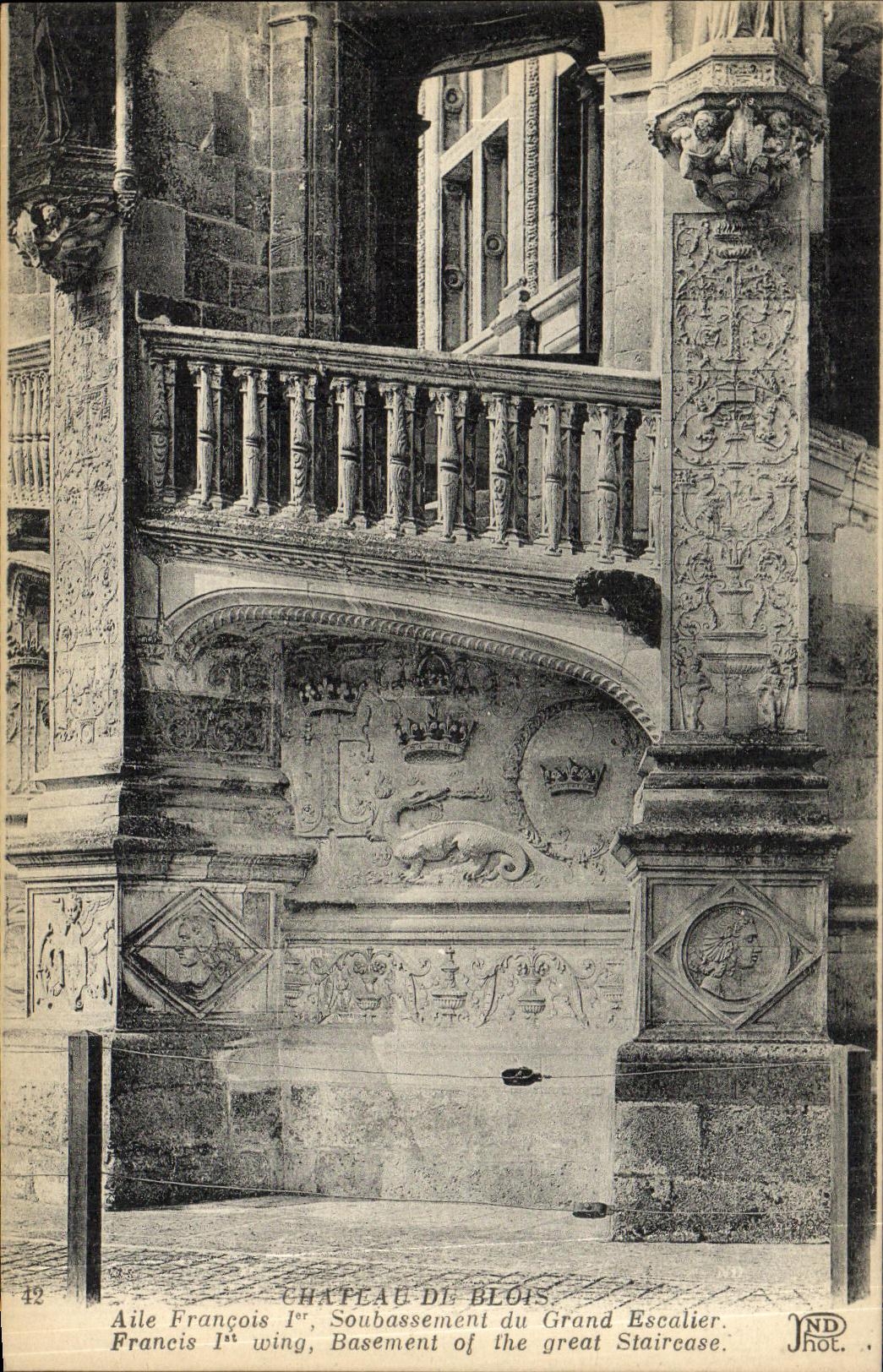 CPA Blois De Chateau Aile Francois 1er Soubassement du Grand Escalier