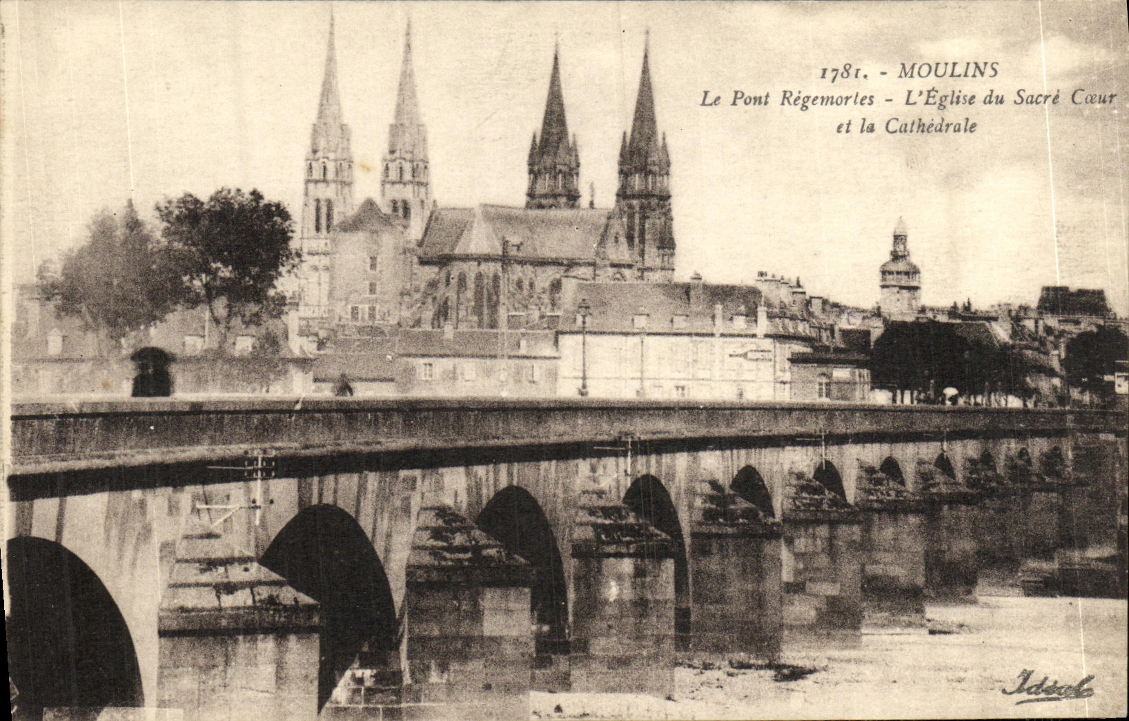 CPA Moulins Le Pont Regemorles L Egliase du Sacre Coeur et la Cathedrale