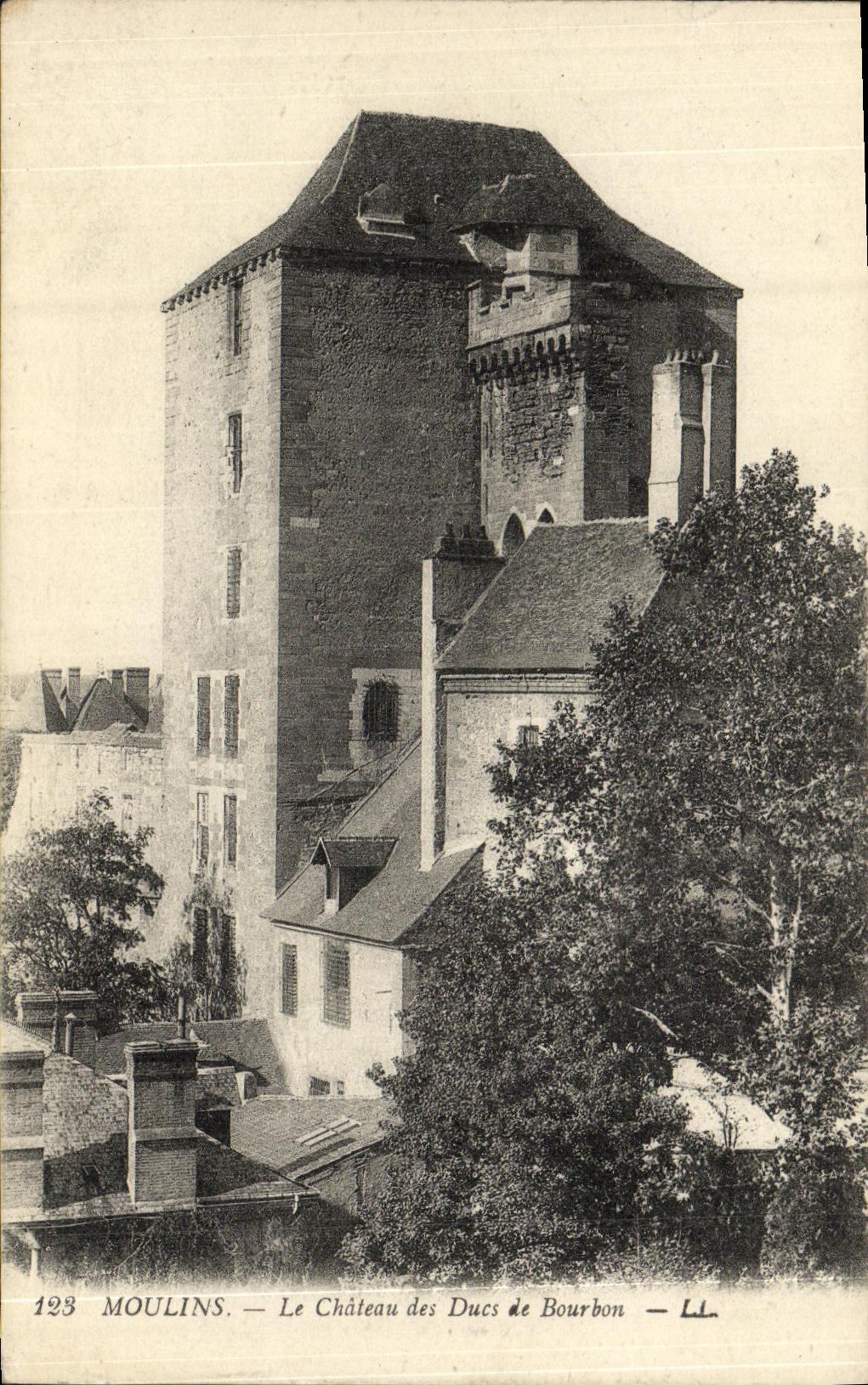 CPA Moulins Le Chateau des Ducs de Bourbon