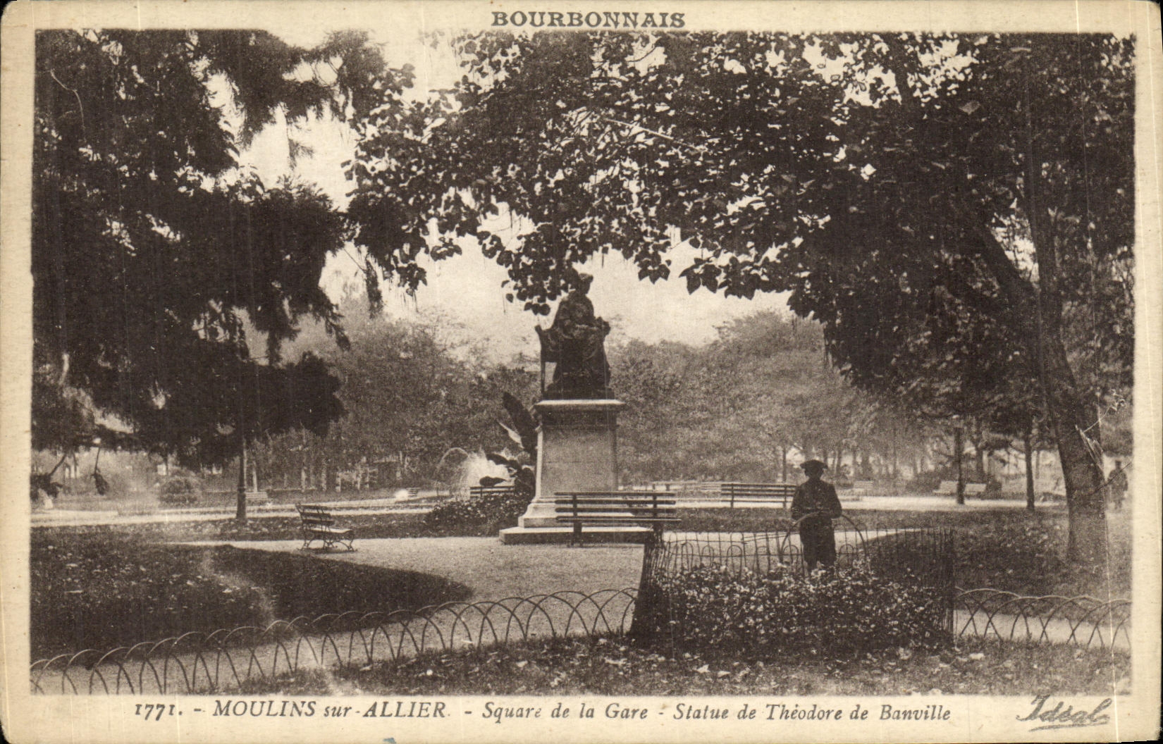 CPA Moulins sur Allier Square de la Statue de Theodore de Banville
