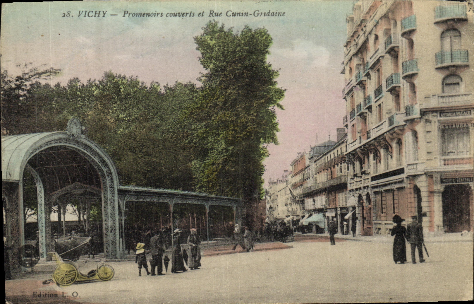 CPA Vichy Promenoirs Couverts et Rue Cunin Gridaine