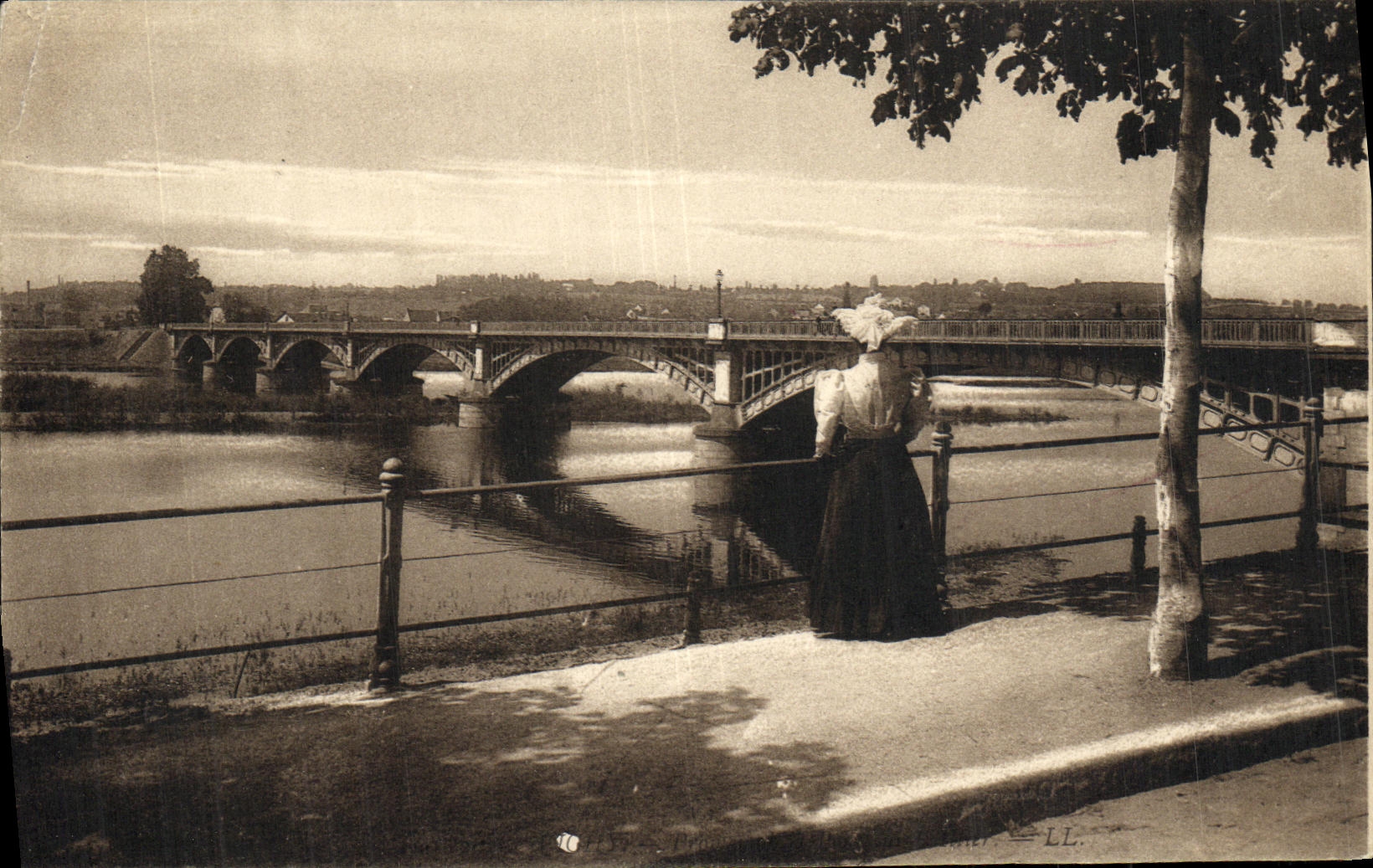 CPA Vichy Promenade et Pont sur L Allier