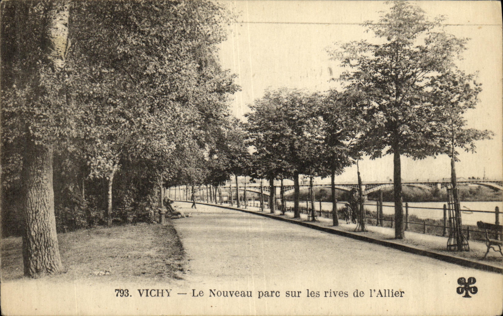 CPA Vichy Le Nouveau parc Sur les Rives de L Allier
