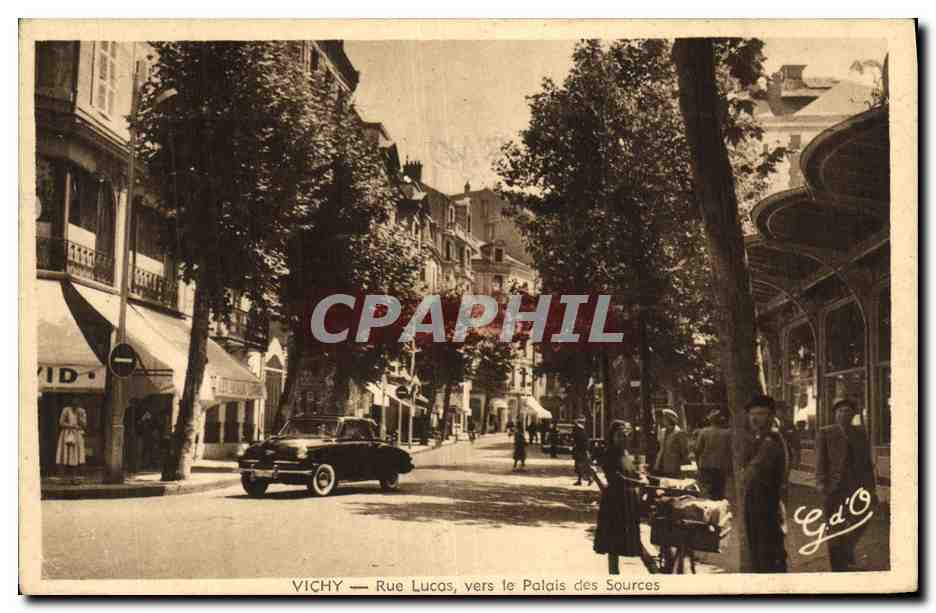 Vichy — Rue Lucas, vers le Palais des Sources — G.d'O