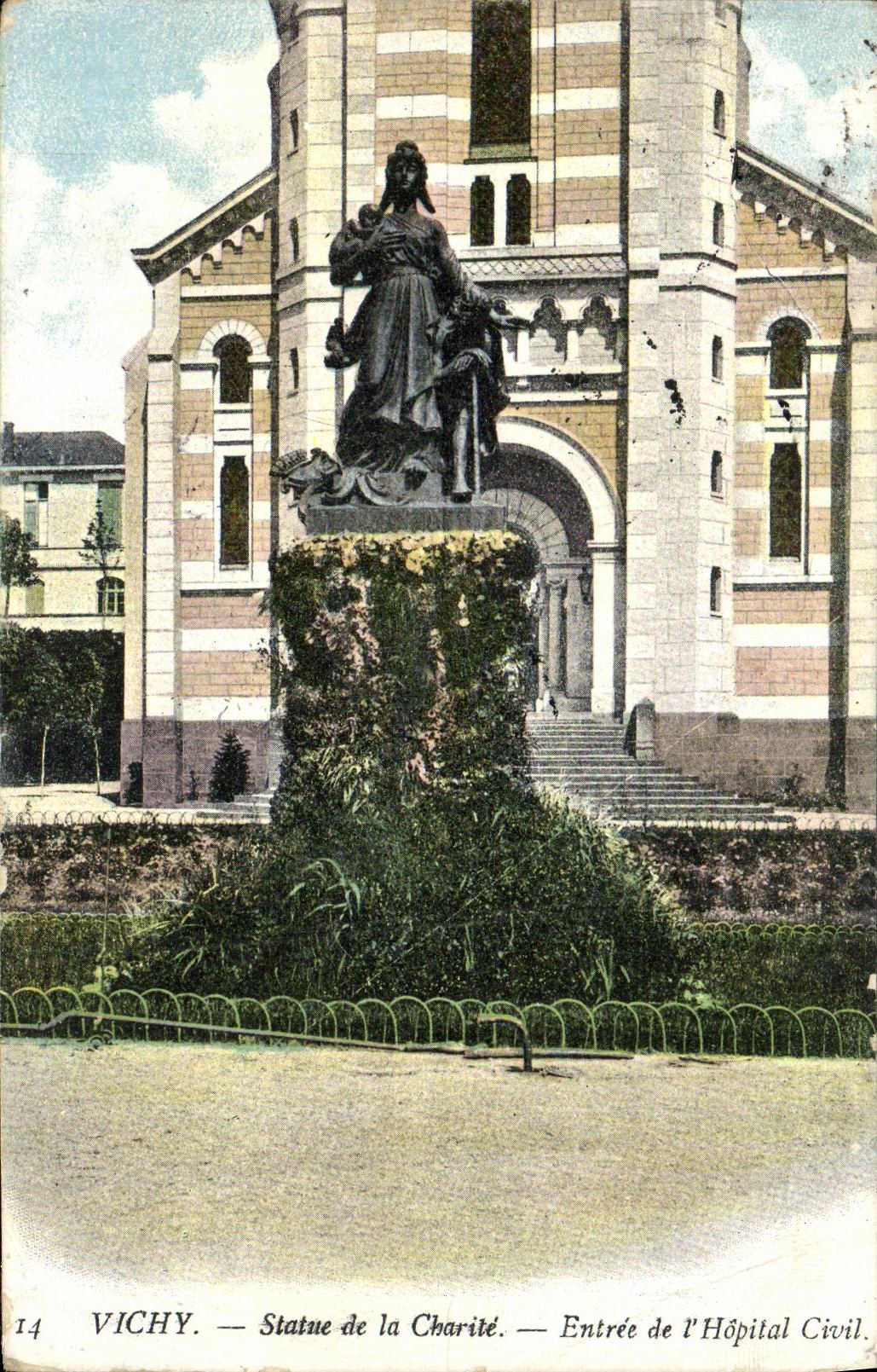 CPA Vichy Statue de la Charite Entree de l Hopital civil
