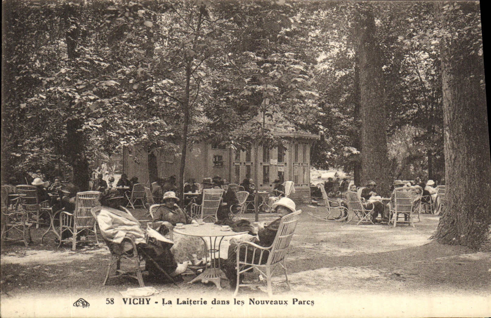 CPA Vichy La Laiterie dans les Nouveaux Parcs