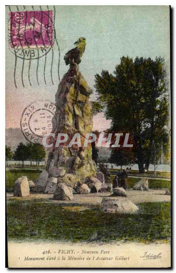 CPA Vichy Nouveau Parc Monument eleve a la Memoire de l Aviateur Gilbert