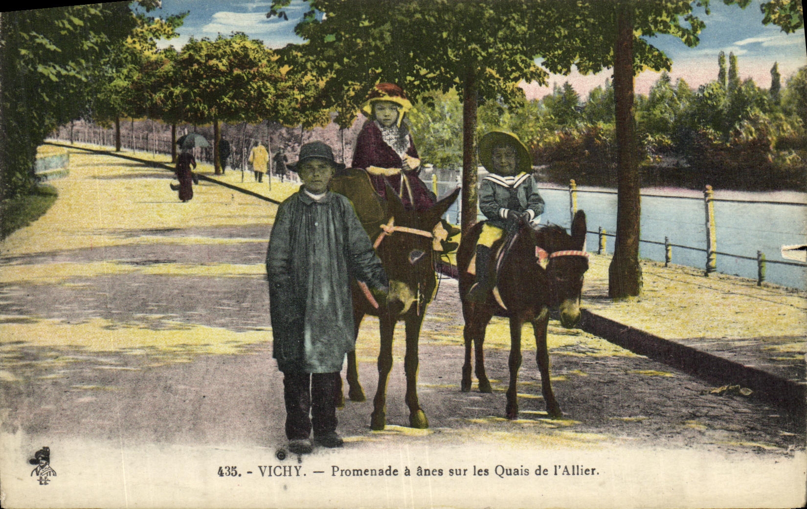 CPA Vichy Promenade a anes sur les Quais de l Allier